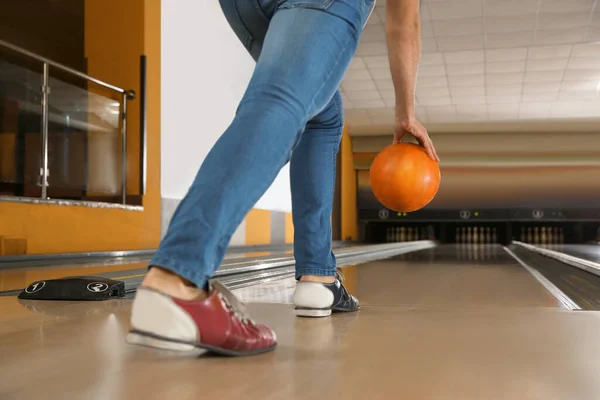 Mladý muž házet míč v bowling klubu, detailní záběr — Stock fotografie