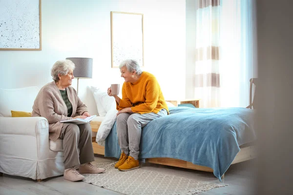 Las mujeres mayores pasan tiempo juntas en el dormitorio. Personas mayores c —  Fotos de Stock