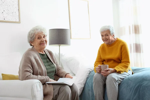 Femeile în vârstă petrec timp împreună în dormitor. Persoanele în vârstă c — Fotografie, imagine de stoc