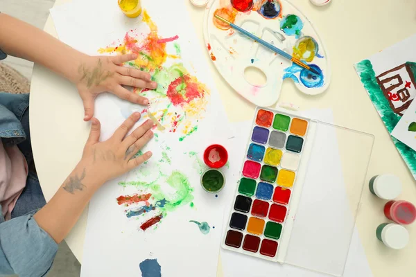 Petite Peinture Enfant Avec Paumes Table Vue Dessus — Photo