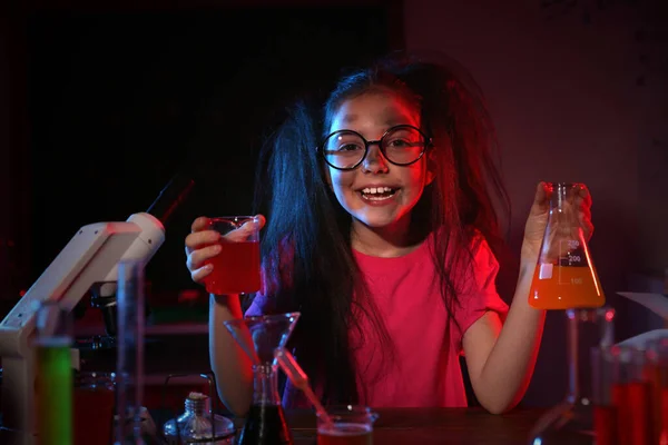 Barn gör kemisk forskning i laboratorium. Farligt experiment — Stockfoto