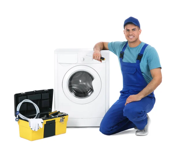 Reparador con caja de herramientas cerca de lavadora sobre fondo blanco — Foto de Stock
