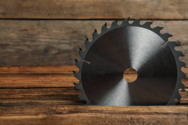 Ahşap arka planda disk gördüm, mesaj için boşluk. Marangozun aleti.