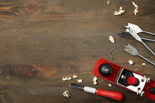 Composición plana con herramientas de carpintería sobre fondo de madera —  Fotos de Stock