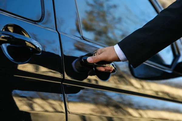 Kierowca Otwiera Drzwi Luksusowego Samochodu Zbliżenie Usługi Szoferskie — Zdjęcie stockowe