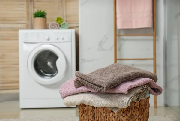 Proutěný koš s prádlem a pračkou v koupelně — Stock fotografie