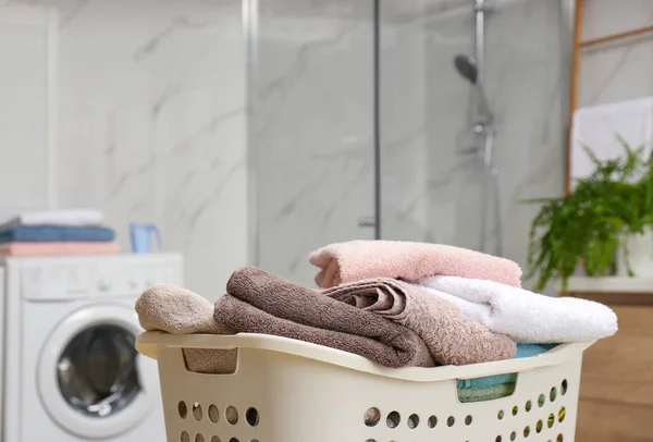 Banyoda havluyla çamaşır sepeti, yakın plan. — Stok fotoğraf