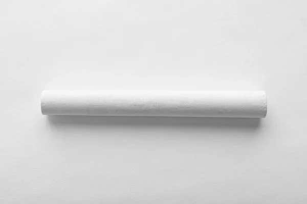 白地に孤立したチョークのピース トップビュー — ストック写真