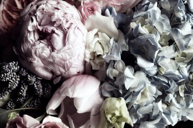 Farklı çiçeklerden güzel bir buket, yakın plan. Çiçek kart tasarımı koyu renkli efekt