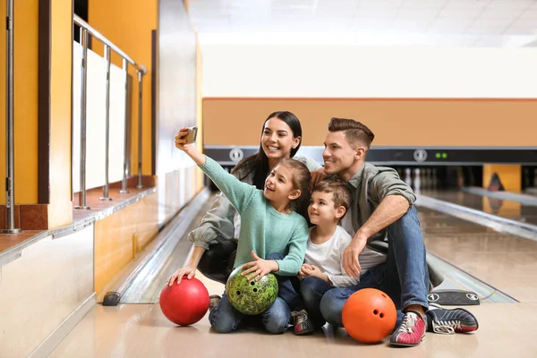 Felice famiglia prendendo selfie nel bowling club — Foto Stock