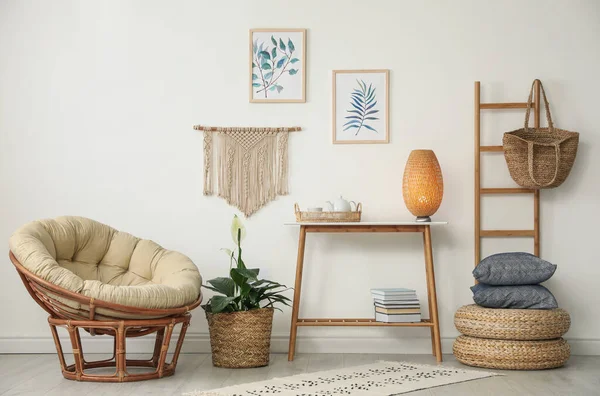 Salon design intérieur avec chaise papasan confortable et w — Photo