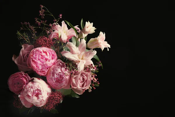 Όμορφο Μπουκέτο Από Διαφορετικά Λουλούδια Μαύρο Φόντο Floral Κάρτα Σχεδιασμού — Φωτογραφία Αρχείου