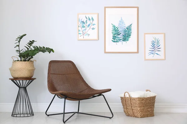 Fauteuil confortable et plante près du mur blanc à l'intérieur à la maison . — Photo