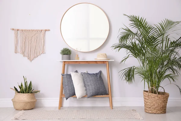 Miroir rond et plantes à la maison. Idée de design d'intérieur — Photo