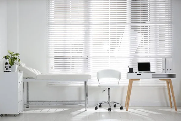 Interior Oficina Del Médico Con Lugar Trabajo Moderno Clínica —  Fotos de Stock