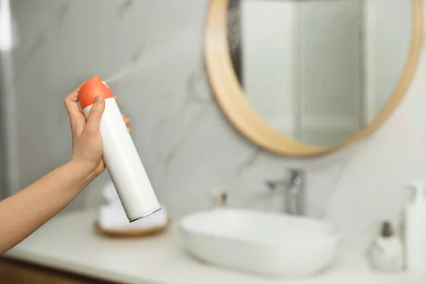 Mujer Rociando Ambientador Aire Baño Primer Plano —  Fotos de Stock