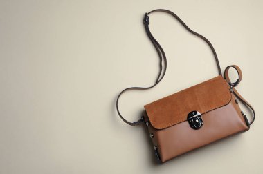 Bej arka planda şık bir kadın çantası, üst manzara. Tex için boşluk