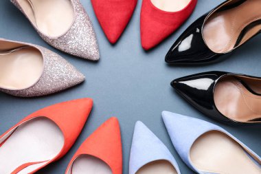 Gri arka plan üzerinde şık ayakkabı ile düz yatıyordu kompozisyon