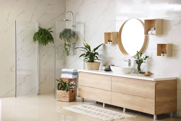 Grüne Pflanzen Eleganten Modernen Badezimmer Innenausbau — Stockfoto