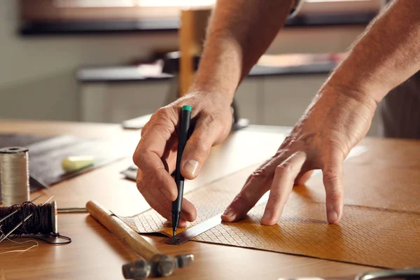 Homme Travaillant Avec Morceau Cuir Atelier Gros Plan — Photo