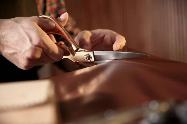 Man Cutting Leather Scissors Workshop Closeup — Stock Photo, Image