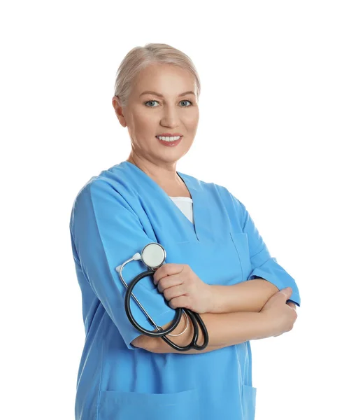 Portrait de médecin mature avec stéthoscope sur fond blanc — Photo