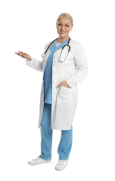 Teljes hosszúságú portré érett orvos fehér háttér — Stock Fotó