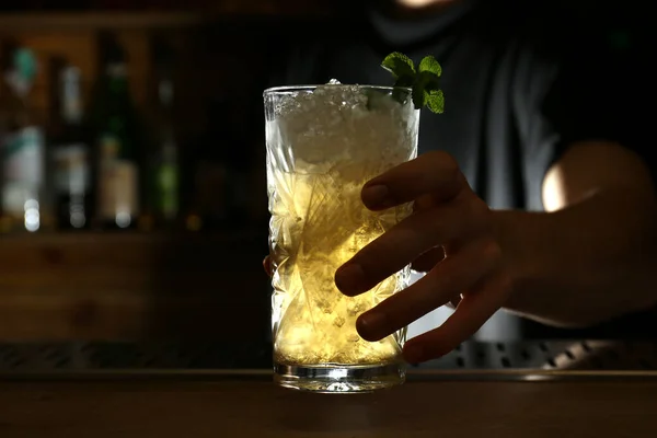 Bartender Som Håller Glas Färsk Alkoholhaltig Cocktail Vid Bardisken Närbild — Stockfoto