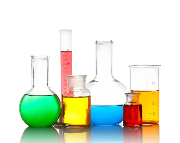 Verschillende Laboratoriumglaswerk Met Kleurrijke Vloeistoffen Geïsoleerd Wit — Stockfoto