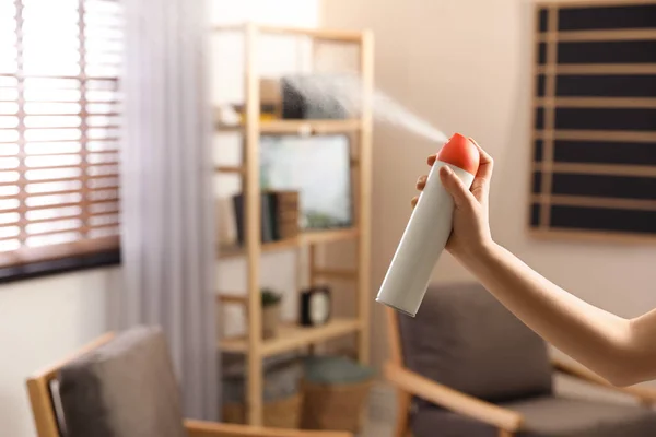 妇女喷洒空气清新剂在家 特写镜头 — 图库照片