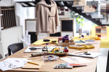 Moda tasarımcısının atölyedeki iş yeri. Yeni kıyafetler oluşturuluyor
