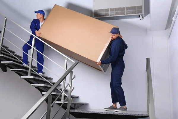 Trabajadores Profesionales Que Llevan Refrigerador Escaleras Interiores — Foto de Stock