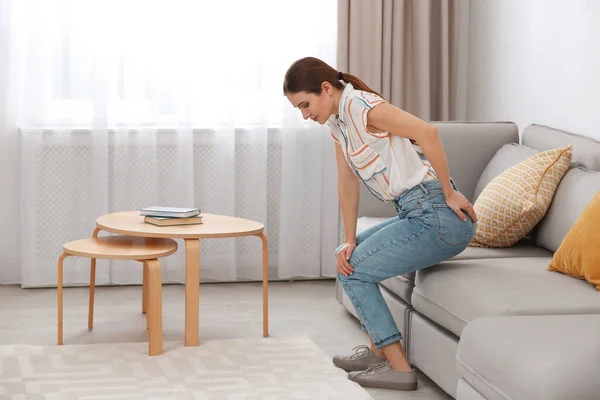 Young Woman Suffering Hemorrhoid Sofa Home — 스톡 사진
