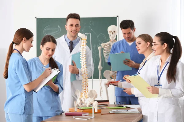 Medizinstudenten Untersuchen Menschliche Wirbelsäulenstruktur Hörsaal — Stockfoto