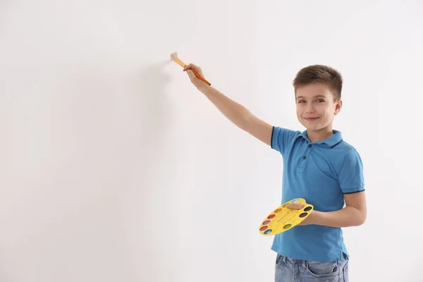 Criança Pintando Parede Branca Dentro Casa Espaço Para Texto — Fotografia de Stock
