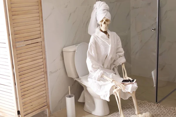 Skeleton Bathrobe Mobile Phone Sitting Toilet Bowl — 스톡 사진