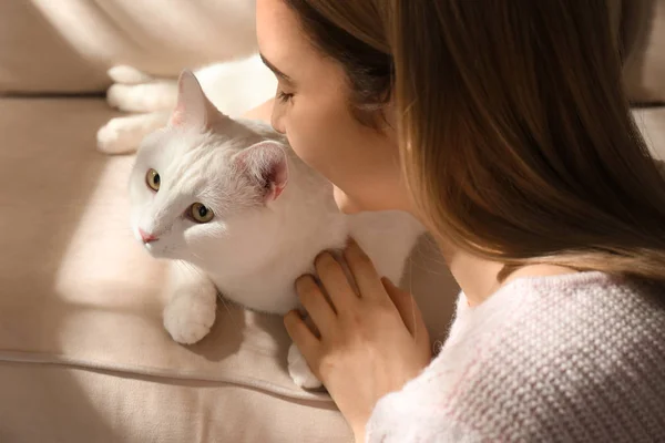 Jonge vrouw met haar mooie witte kat thuis, close-up. Poeder — Stockfoto