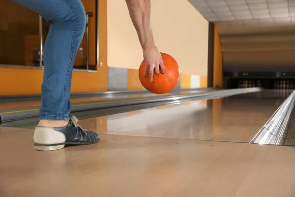 Fiatal férfi dobott labdát bowling klub, közelkép — Stock Fotó