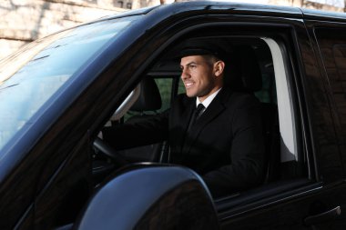 Lüks arabadaki profesyonel sürücü. Şoför servisi.