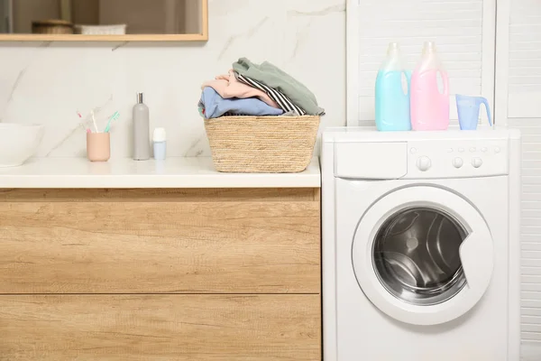 Cesta Vime Com Lavandaria Detergentes Máquina Lavar Roupa Banheiro — Fotografia de Stock