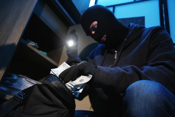 Ladrão Tirando Dinheiro Cofre Aço Dentro Casa Noite — Fotografia de Stock
