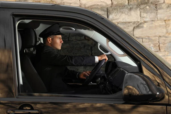 Conducteur professionnel en voiture de luxe. Service de chauffeur — Photo