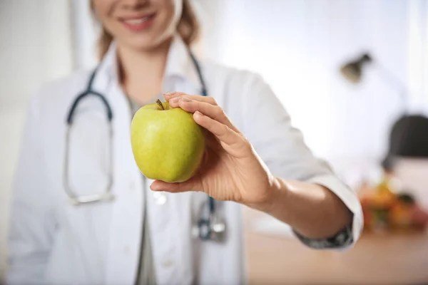 Dietetyczka Świeżym Jabłkiem Biurze Zbliżenie — Zdjęcie stockowe