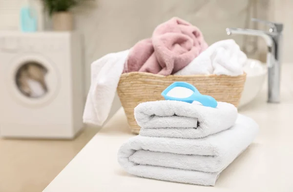 Czyste Ręczniki Proszek Detergentów Blat Łazience Miejsce Tekst — Zdjęcie stockowe