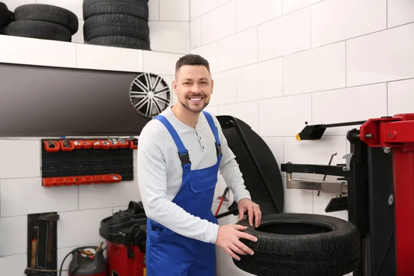 Mecânico Trabalho Com Máquina Montagem Pneus Serviço Carro — Fotografia de Stock