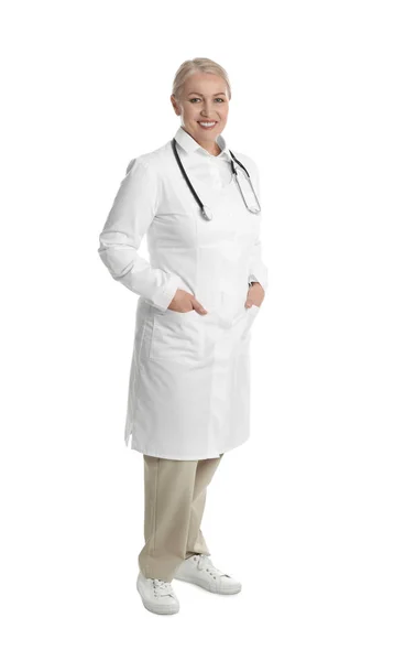 Érett orvos sztetoszkóppal fehér alapon — Stock Fotó
