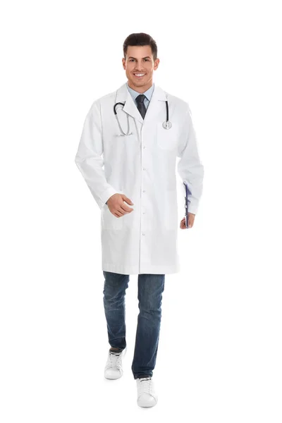 Beyaz arkaplanda yürüyen pano sahibi bir doktor — Stok fotoğraf