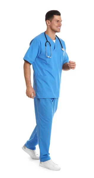 Dottore in uniforme che cammina su sfondo bianco — Foto Stock