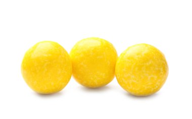 Beyaza izole edilmiş küçük tatlı limon damlaları.
