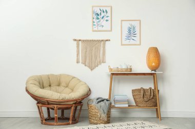 Oturma odasının iç tasarımı, rahat papazlık koltuğu ve...